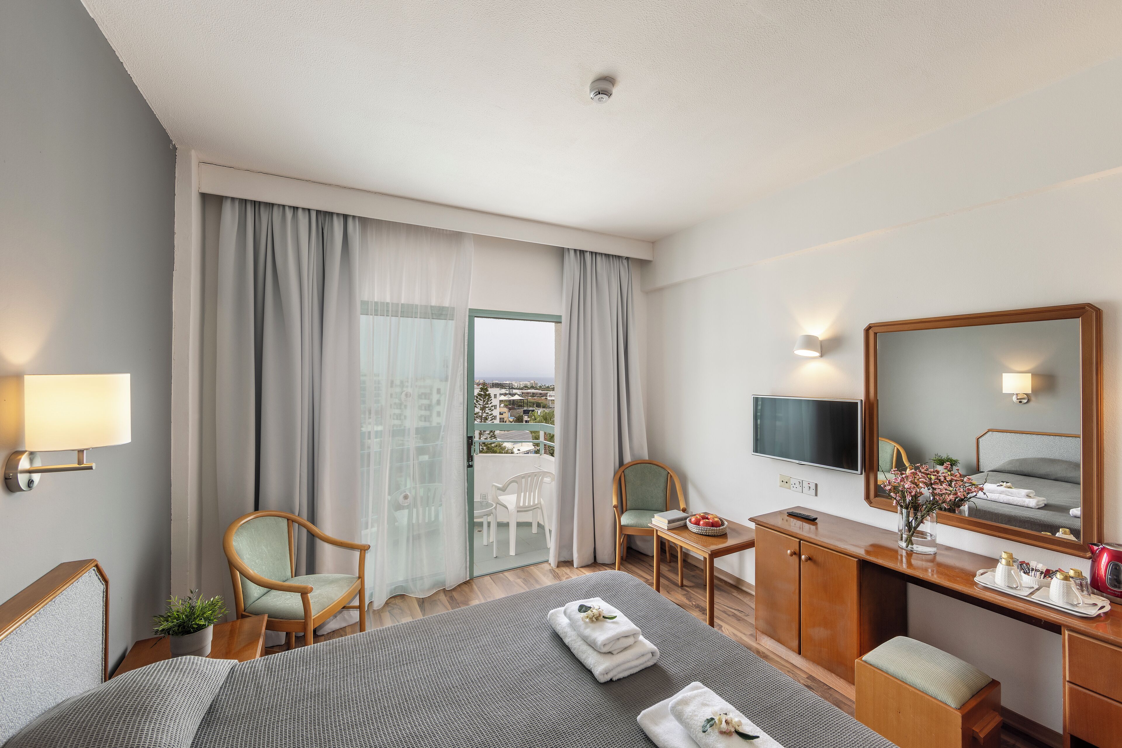 Suite monolocale Junior, vista mare parziale | Wi-Fi gratuito, lenzuola