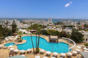 Outdoor pool, pool umbrellas, pool loungers - Antigoni Hotel (Paralimni)