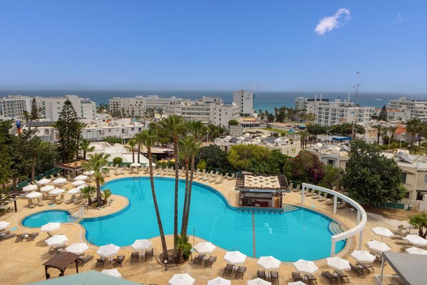 室外泳池；泳池傘、躺椅