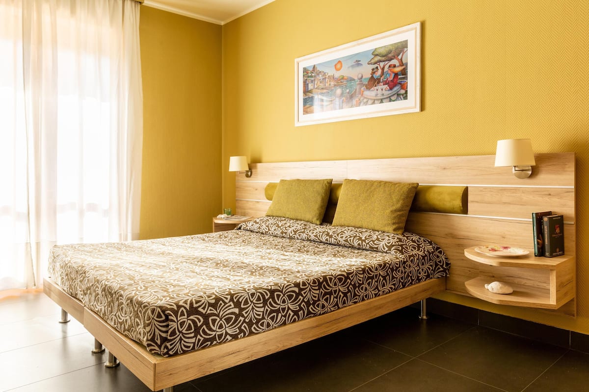 Comfort Double Room | Minibar, in-room safe, desk, iron/ironing board