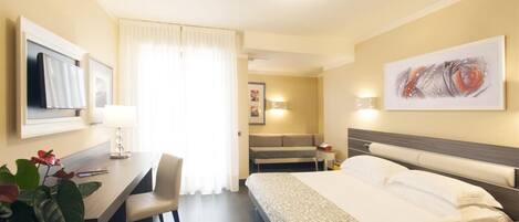 Camera Tripla Confort | Minibar, in-room safe, desk, iron/ironing board