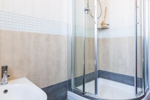 Douche, articles de toilette gratuits, sèche-cheveux, bidet