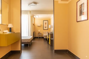 Camera Tripla Confort | Minibar, in-room safe, desk, iron/ironing board