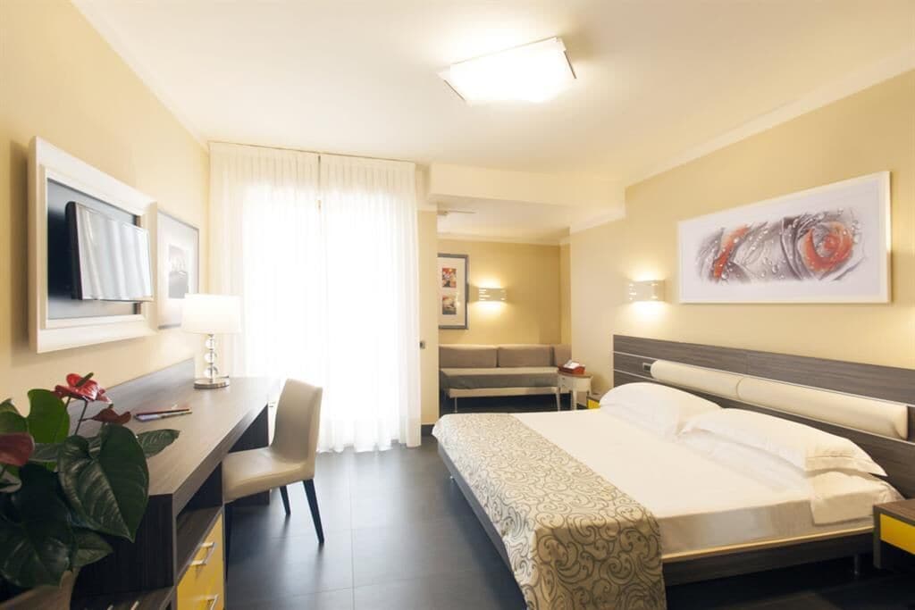 Camera Tripla Confort | Minibar, safe på rommet, skrivebord og strykejern/-brett