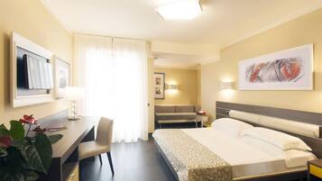 Camera Tripla Confort | Minibar, safe på rommet, skrivebord og strykejern/-brett