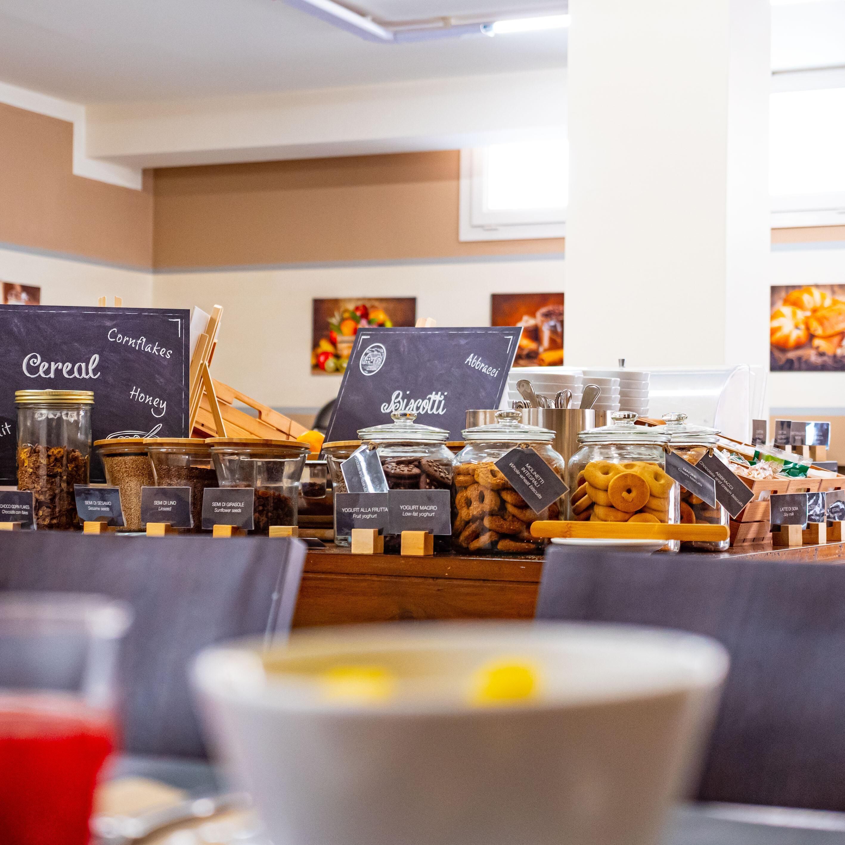 Sarapan prasmanan setiap hari (EUR 12 per orang)