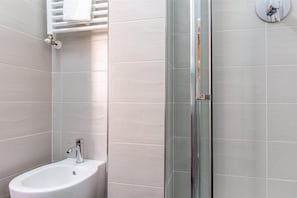 Comfort Single Room | Bathroom | Shower, free toiletries, hair dryer, bidet