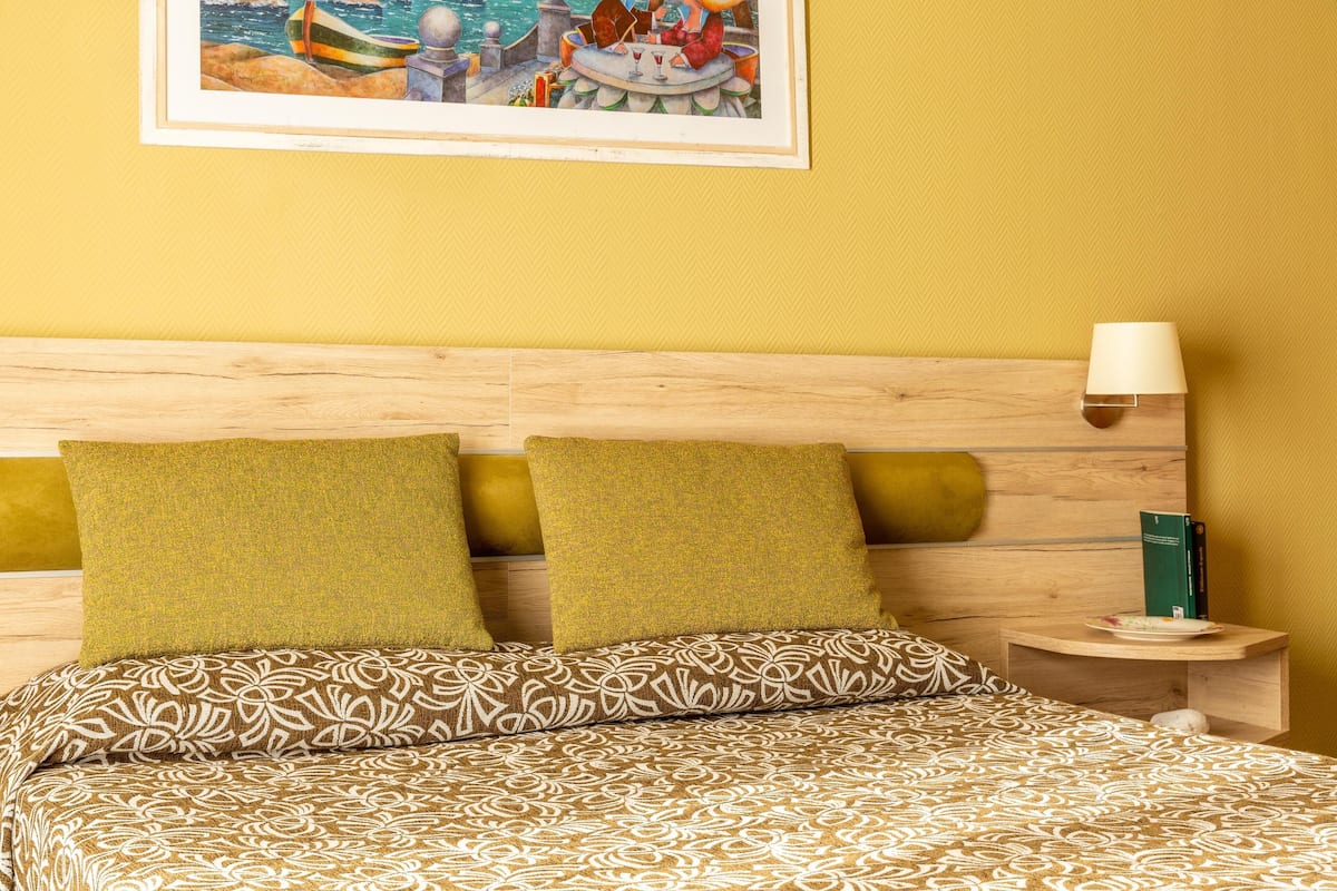 Comfort Double Room | Minibar, in-room safe, desk, iron/ironing board