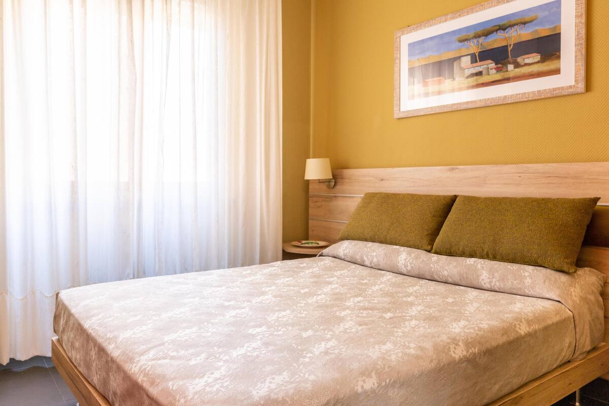 Singola Comfort | Minibar, una cassaforte in camera, una scrivania, ferro/asse da stiro