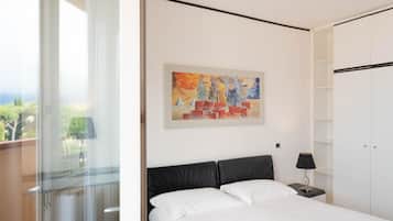 Minibar, caja de seguridad en la habitación y escritorio