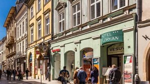 Una calle con un hotel llamado 'HOTEL FLORYAN' y un restaurante 'VESUVIO RISTORANTE'.