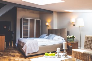 Hochwertige Bettwaren, Minibar, Zimmersafe, Schreibtisch