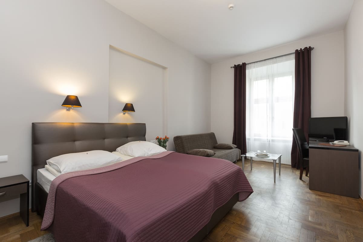 Premium bedding, minibar, in-room safe, desk