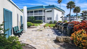 BBQ/picnic area - Sanibel Arms West Condominiums (Sanibel)