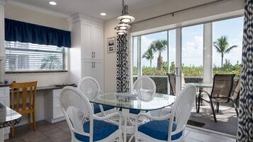 Condo, 2 habitaciones, frente al mar | Servicio a la habitación