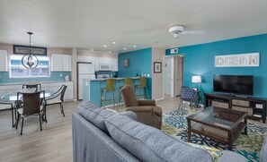 Apartment, 2 Schlafzimmer, eingeschränkter Meerblick | Wohnbereich