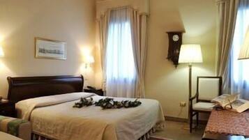 Triple Room | Minibar, in-room safe, desk, soundproofing