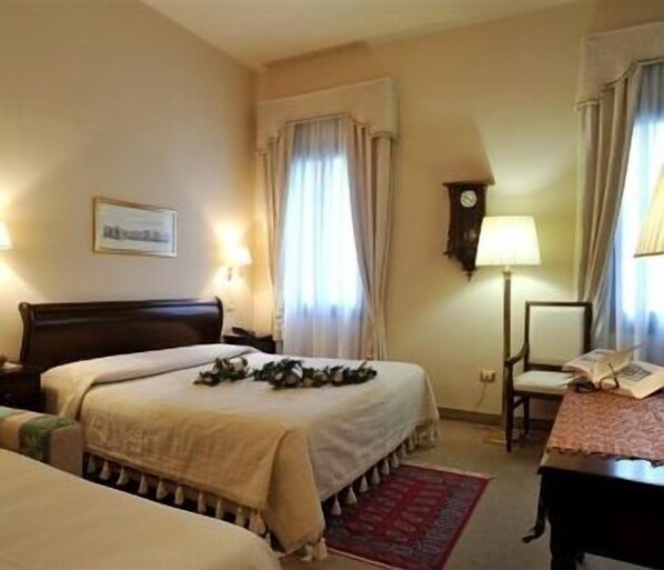 Triple Room | Minibar, in-room safe, desk, soundproofing - Villa Crispi (Mestre)