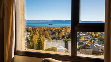 Habitación, 1 cama Queen size, vista al lago (Concept) | Minibar, caja de seguridad en la habitación y escritorio