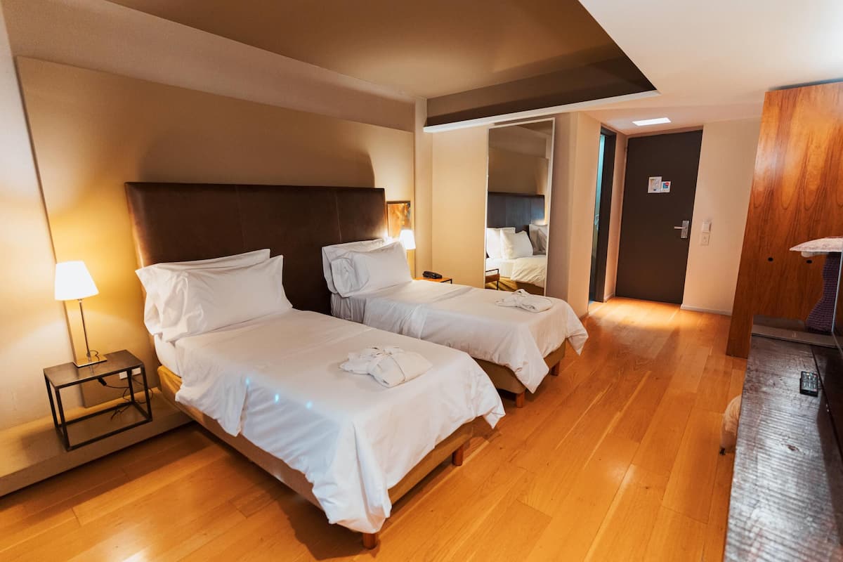 Chambre, 2 lits une place, vue montagne (Concept) | Minibar, coffres-forts dans les chambres, bureau, rideaux occultants