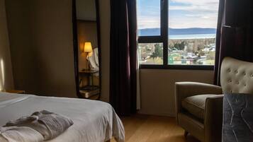 Minibar, caja de seguridad en la habitación y escritorio