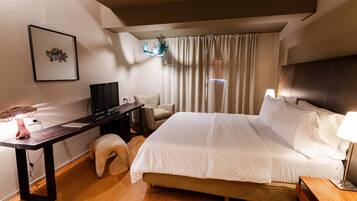 Chambre, 1 grand lit, vue montagne (Concept) | Minibar, coffres-forts dans les chambres, bureau, rideaux occultants