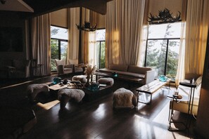 21-inch LCD TV with cable channels, TV - Esplendor by Wyndham El Calafate (El Calafate)