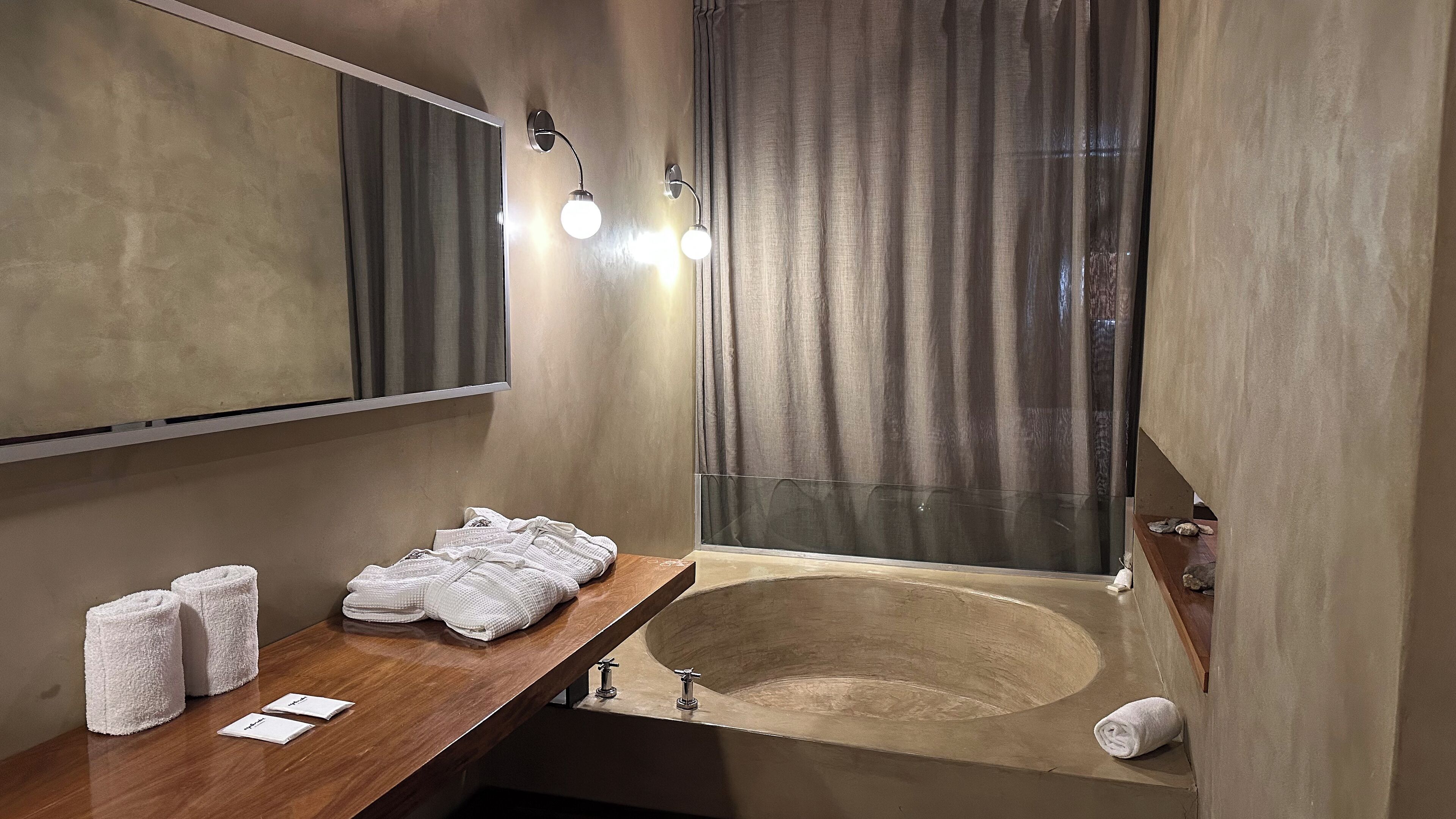 suite, 1 queen bed | bathroom | combined shower/bathtub, hair dryer, bidet, towels