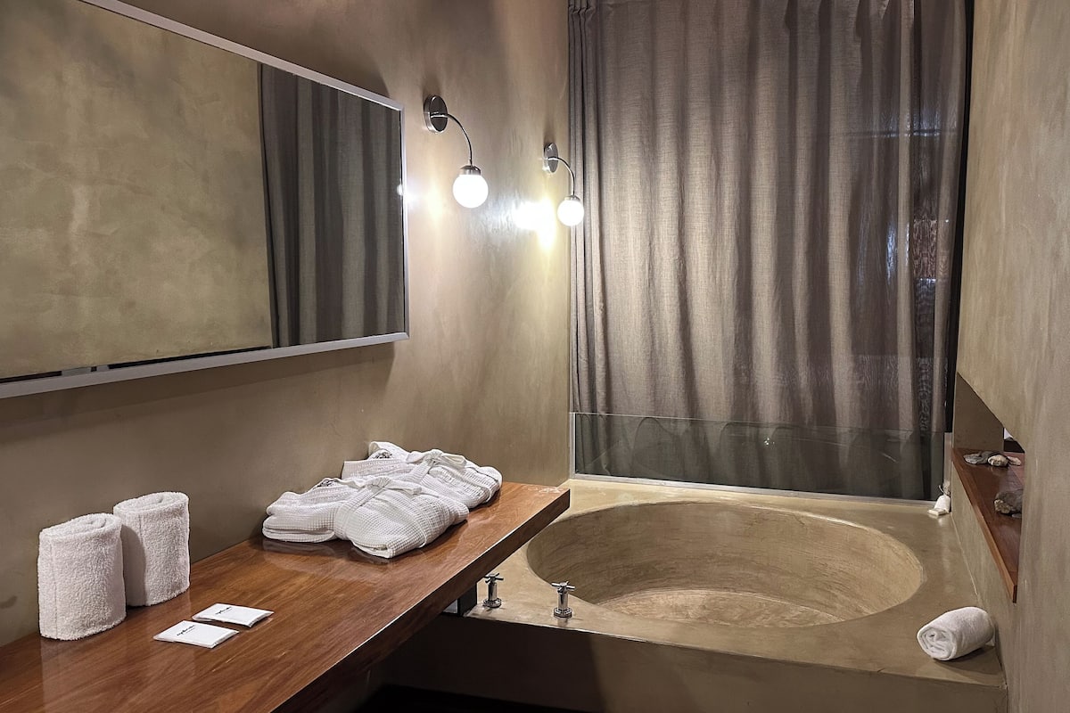 suite, 1 queen bed | bathroom | combined shower/bathtub, hair dryer, bidet, towels
