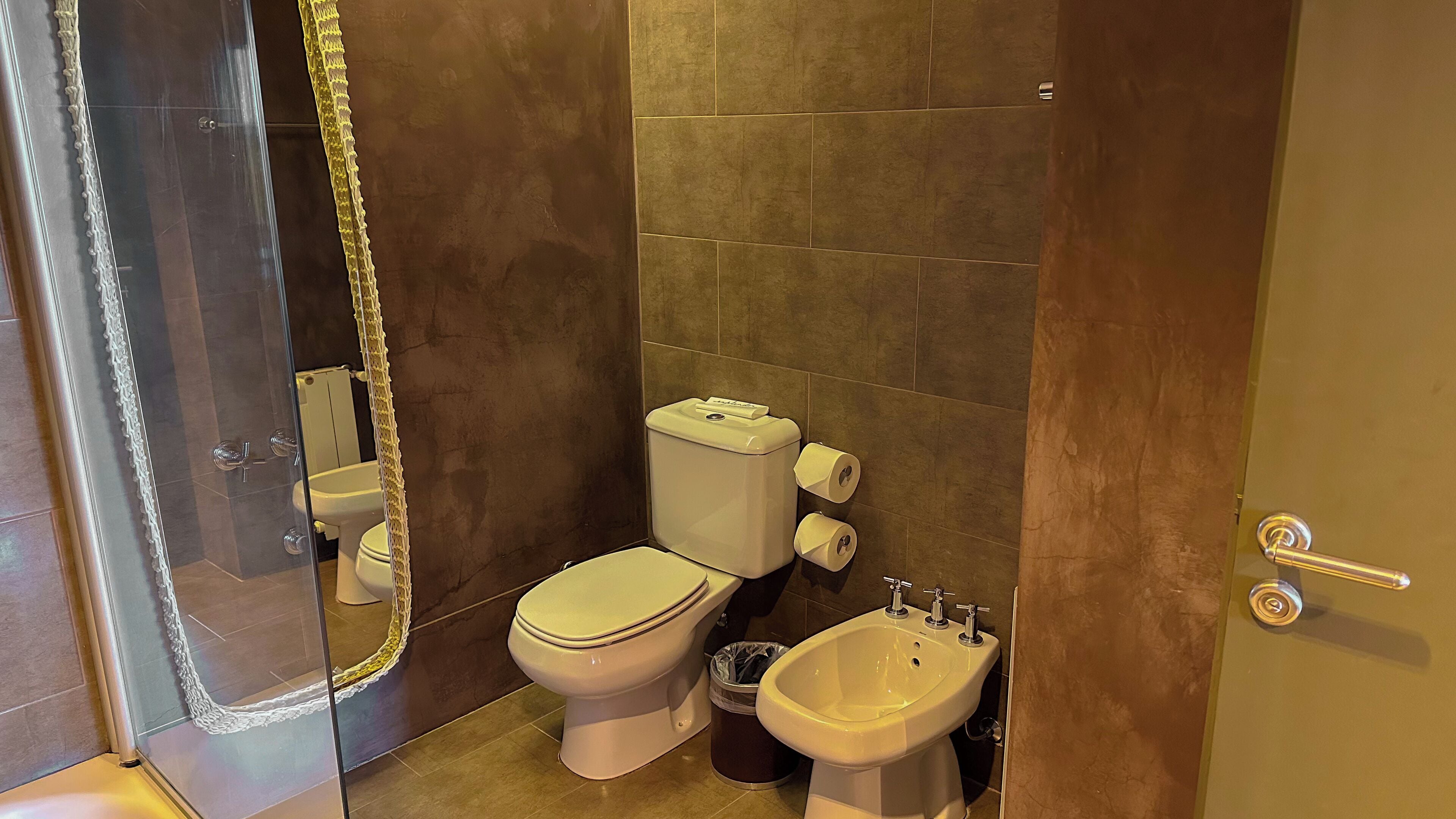 combined shower/bathtub, hair dryer, bidet, towels