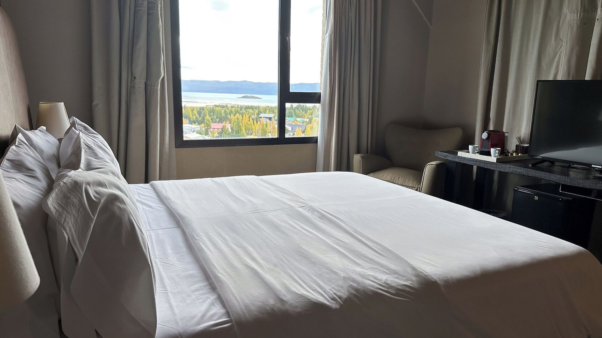 Minibar, pengeskab på værelset, skrivebord, mørklægningsgardiner