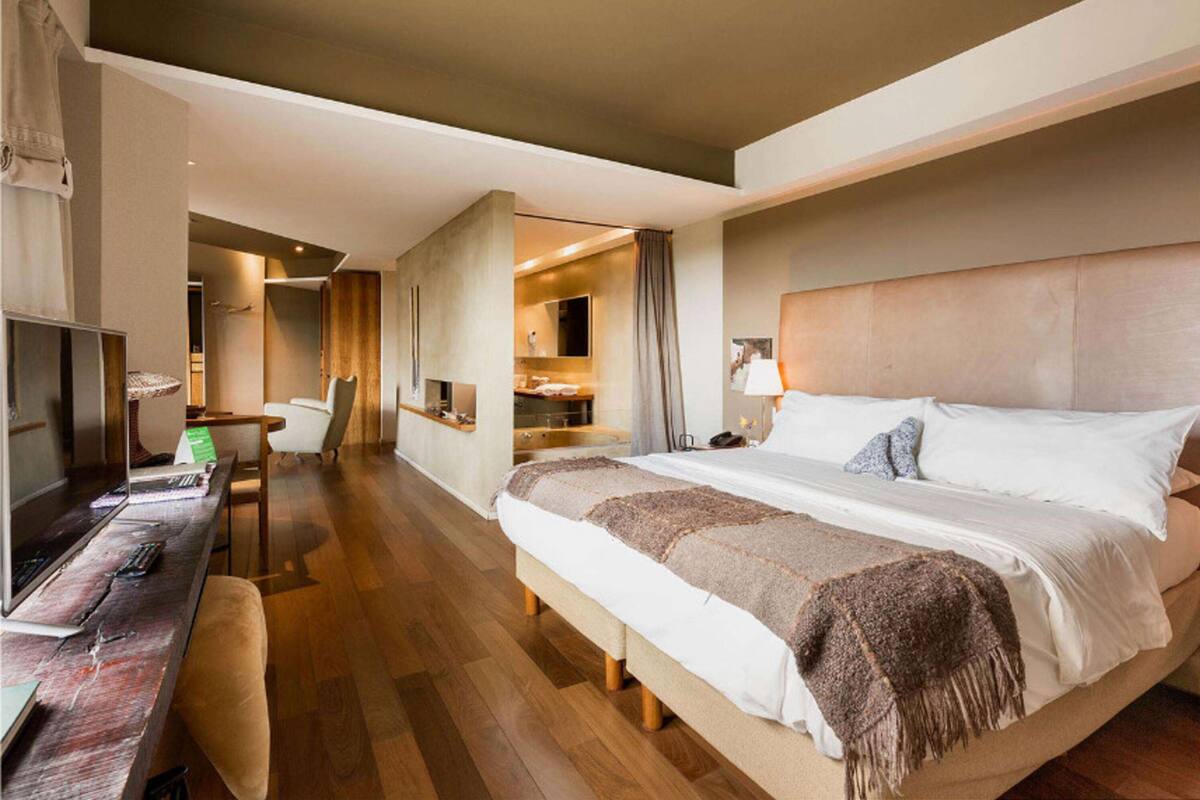 suite, 1 queen bed | minibar, in-room safe, desk, blackout curtains