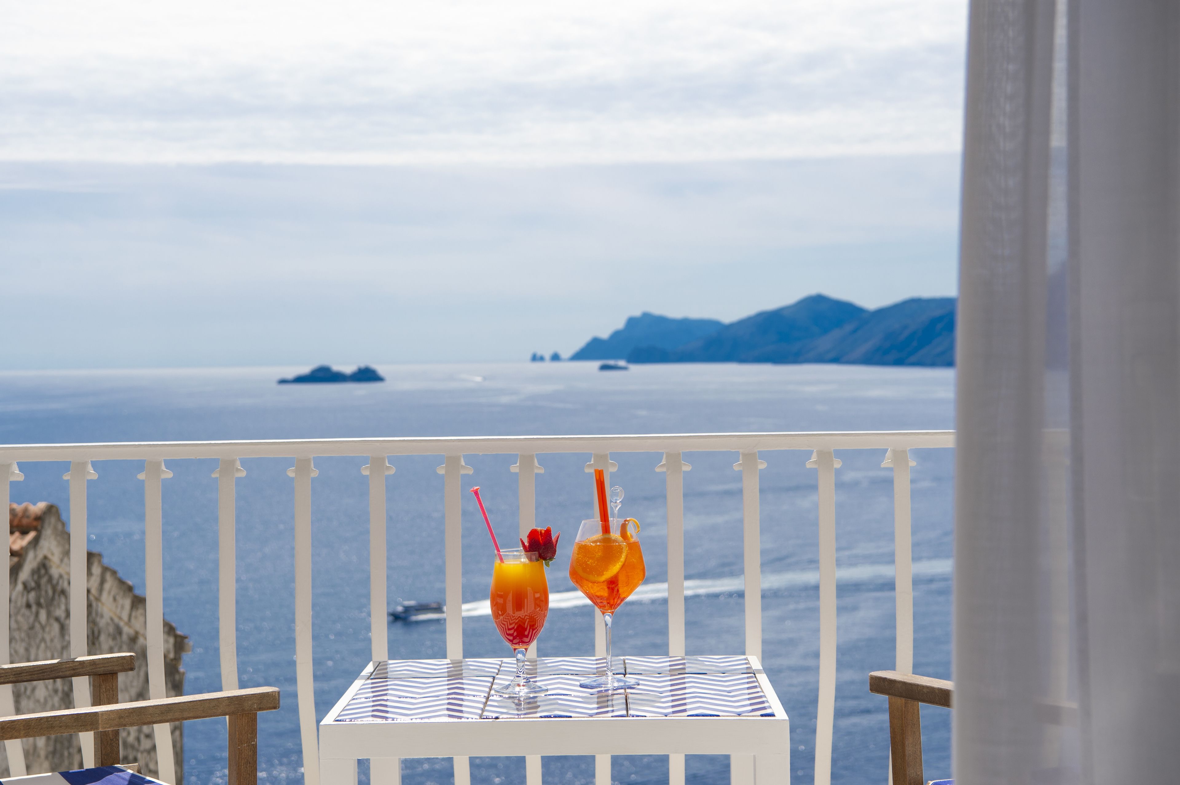 Quarto triplo conforto, sacada, vista para o mar | Edredons de pluma, frigobar, cofres nos quartos