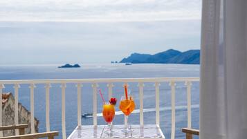 Quarto triplo conforto, sacada, vista para o mar | Edredons de pluma, frigobar, cofres nos quartos