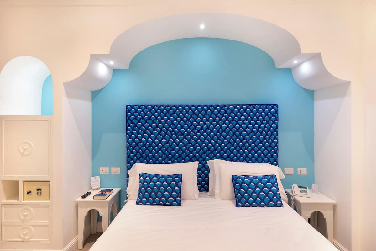 Firemannsrom – superior, balkong, delvis sjøutsikt | Dundyner, minibar, safe på rommet og individuelt dekorert