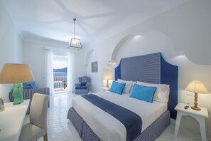 Comfort-Dreibettzimmer, Balkon, Meerblick | Daunenbettdecken, Minibar, Zimmersafe, individuell dekoriert