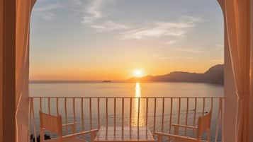 Comfort dubbelrum - balkong - havsutsikt | DuntÀcken, minibar och vÀrdeförvaringsskÄp pÄ rummet