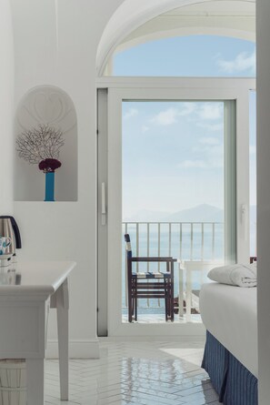 Down comforters, minibar, in-room safe, individually decorated - Hotel Tramonto d'Oro (Praiano)