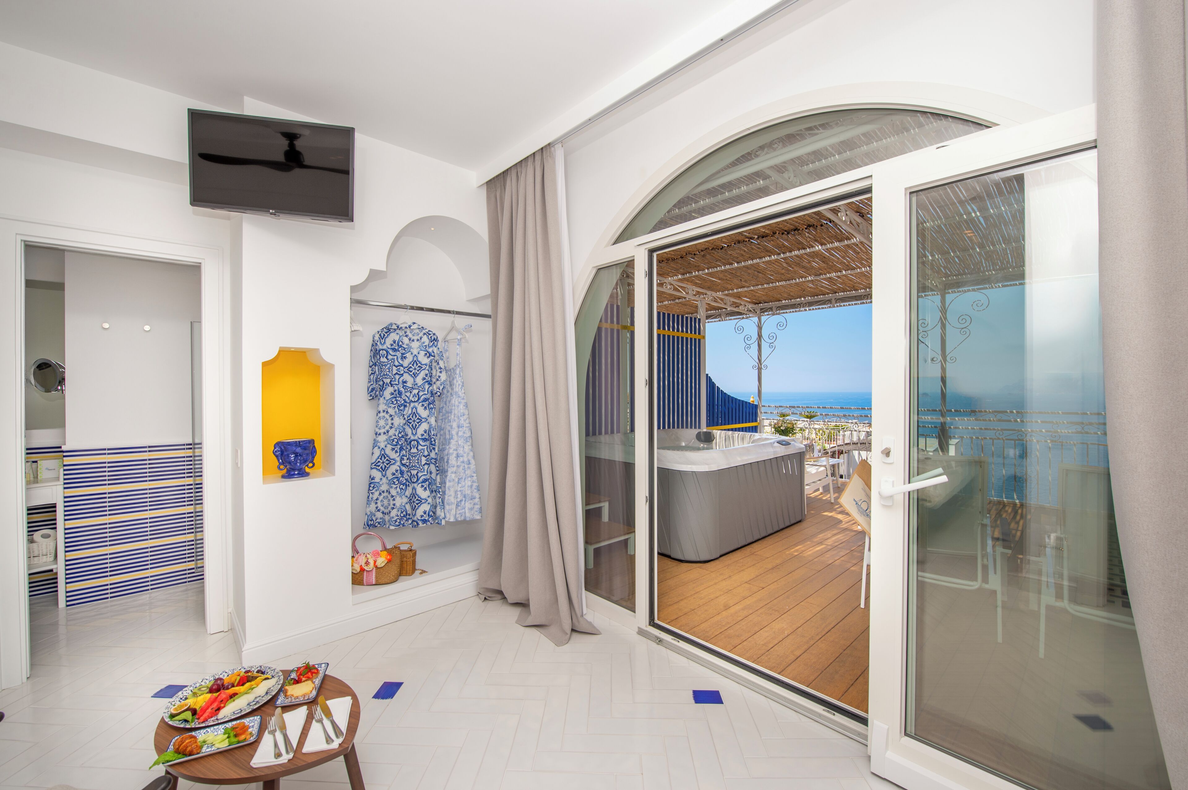 Habitación Deluxe, 1 cama de matrimonio grande, piscina privada, en edificio anexo | Edredones de plumas, minibar, caja fuerte y decoración individual