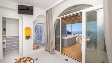 Habitación Deluxe, 1 cama de matrimonio grande, piscina privada, en edificio anexo | Edredones de plumas, minibar, caja fuerte y decoración individual