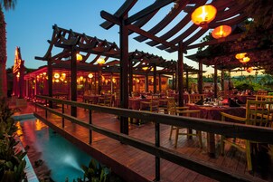 7 restaurantes, se sirve desayuno 