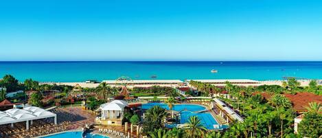 Een binnenzwembad, 3 buitenzwembaden, parasols voor strand/zwembad