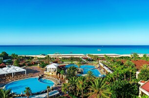 Una piscina techada, 3 piscinas al aire libre, sombrillas
