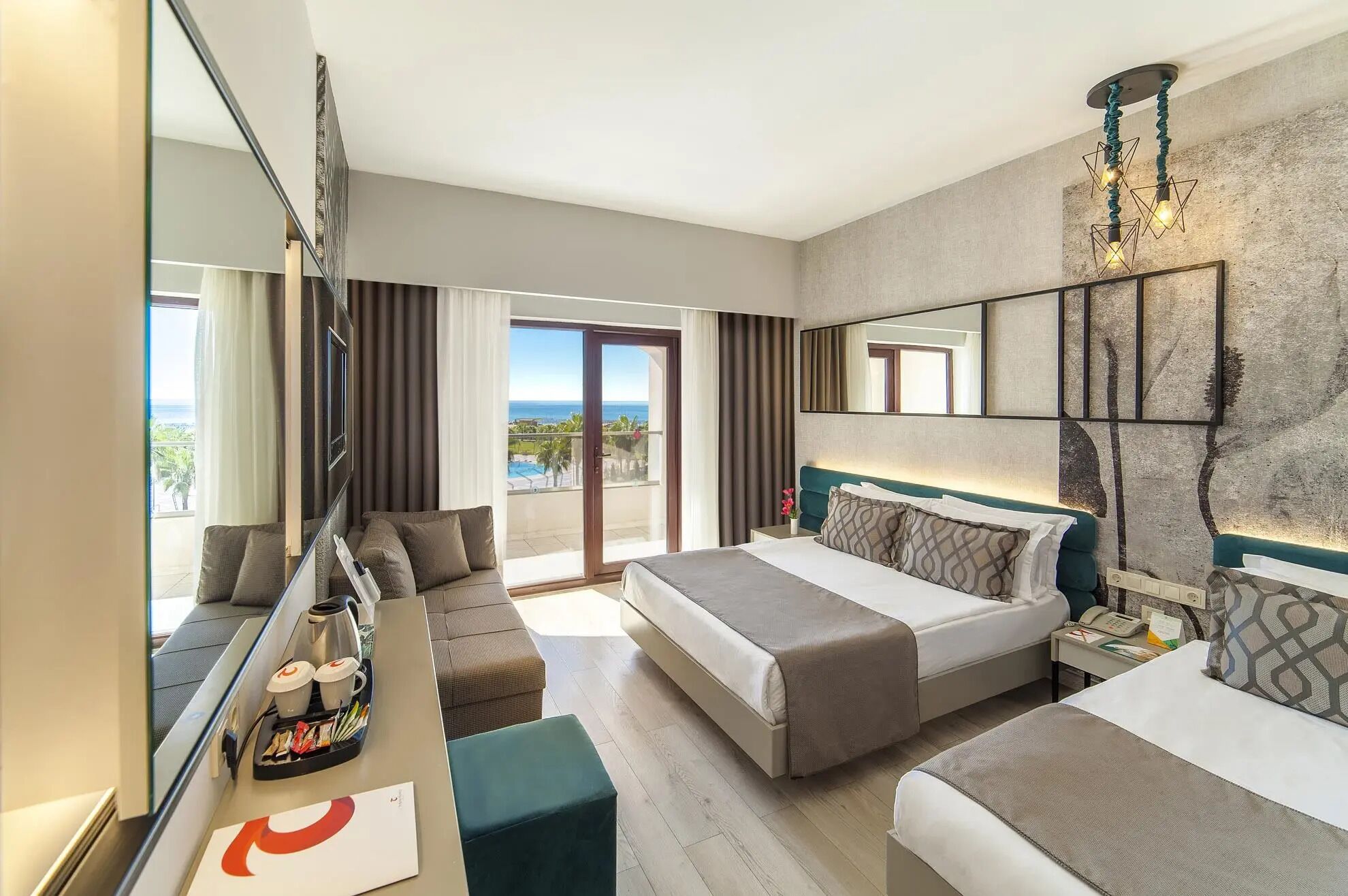 Hotel Standard Room | Ropa de cama de alta calidad y artículos del minibar gratis 