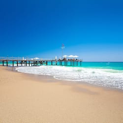 Privat strand, solstolar, parasoller och strandhanddukar