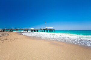 Playa privada, sillas reclinables de playa, sombrillas, toallas de playa