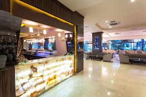 5 Bars/Lounges, 2 Poolbars