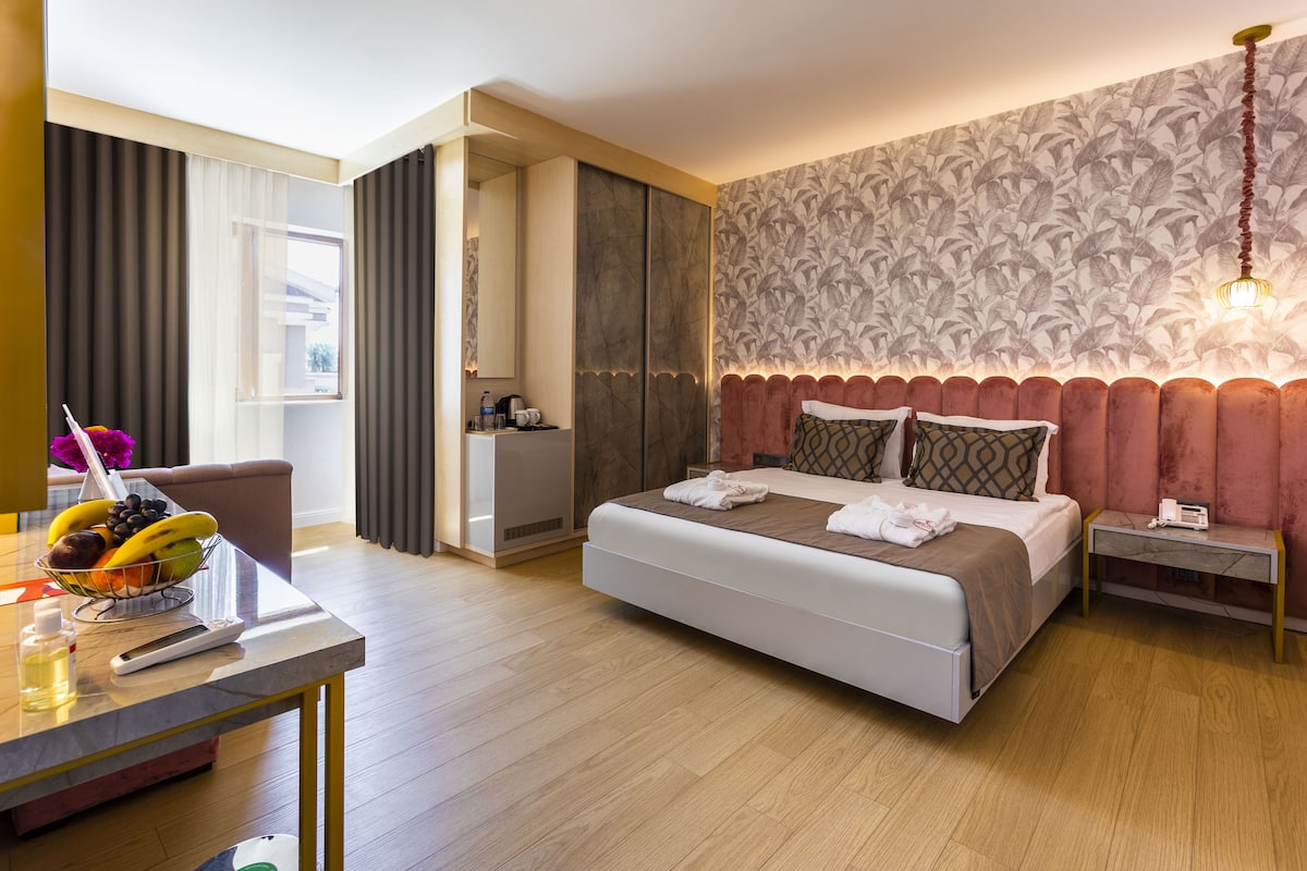 1 bedroom, premium bedding, free minibar, in-room safe