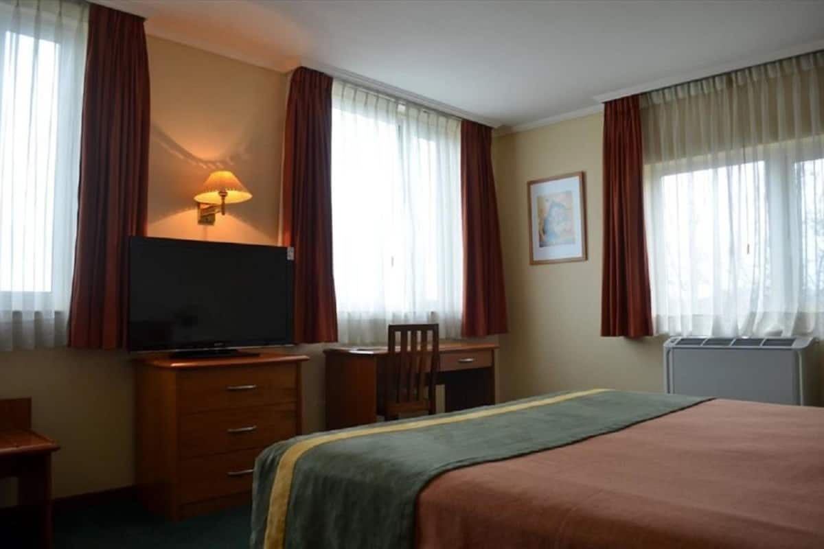 standard room | 1 bedroom, premium bedding, minibar, in-room safe