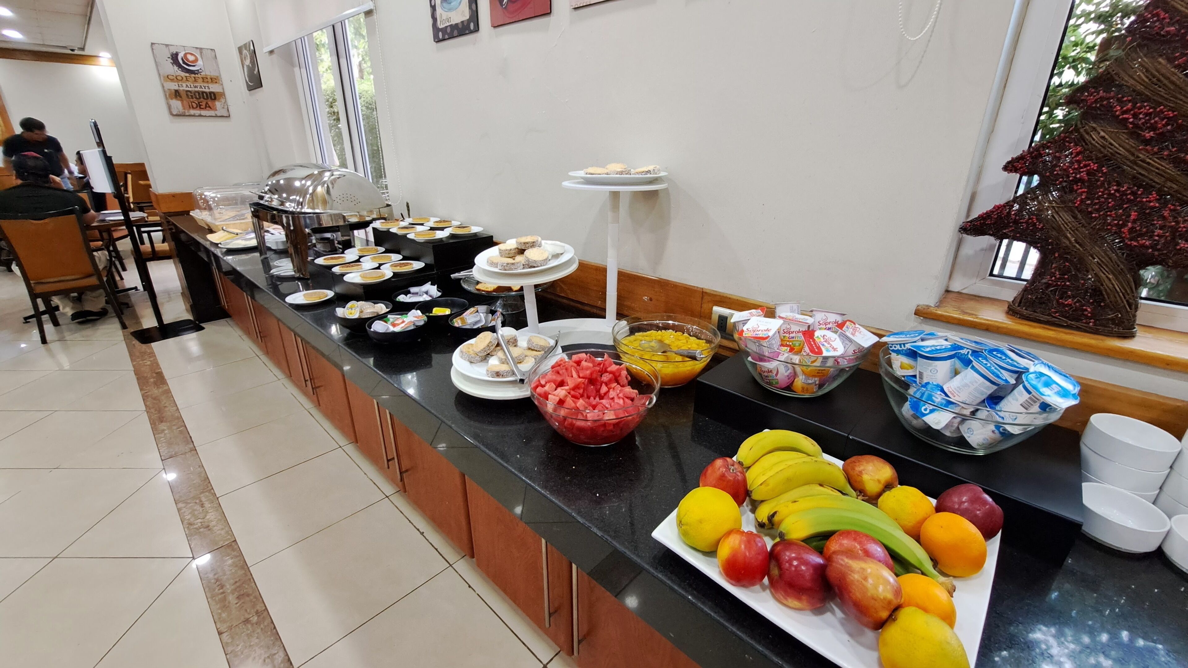 Un buffet proposant une variété de plats et une présentation attrayante de fruits.